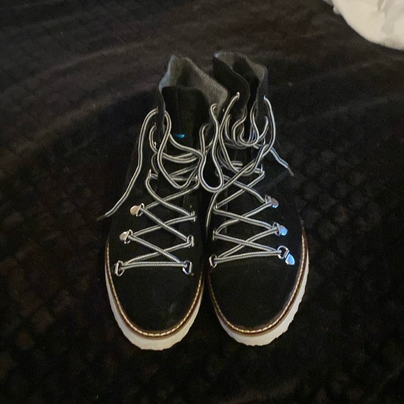 New only worn once Black Roxy Alpine collection size 7.5 - Picture 1 of 3